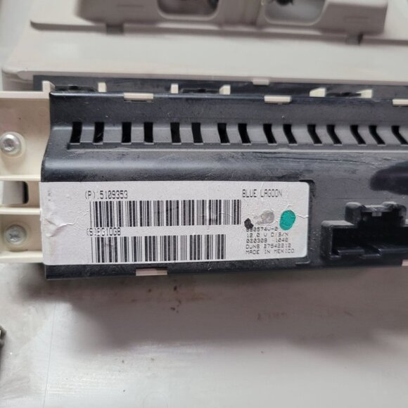 GM Roof Console Air Control Center Dome Light 2007 08 09 10 11 12 13 Tahoe - Picture 7 of 10